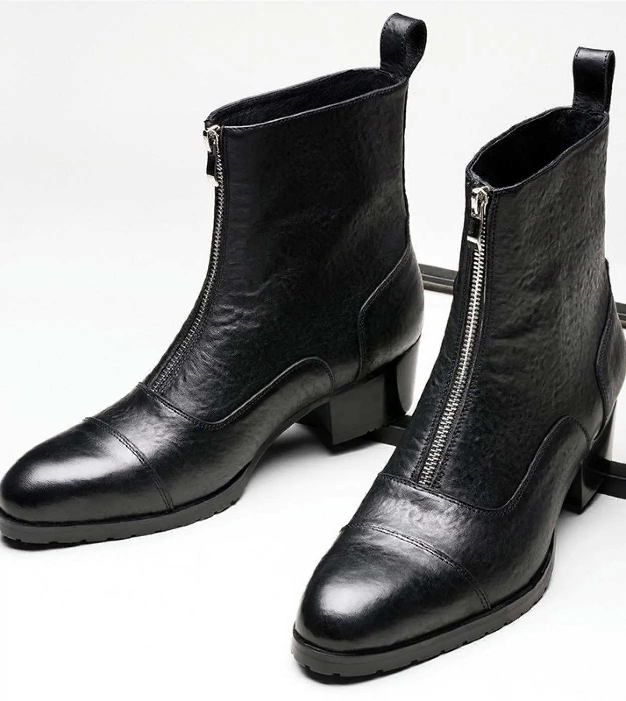 2023 Stivali invernali da uomo Scarpe calde in pelle di mucca di lusso con tacco da 5 cm Fashion Black British Style Zipper Chel