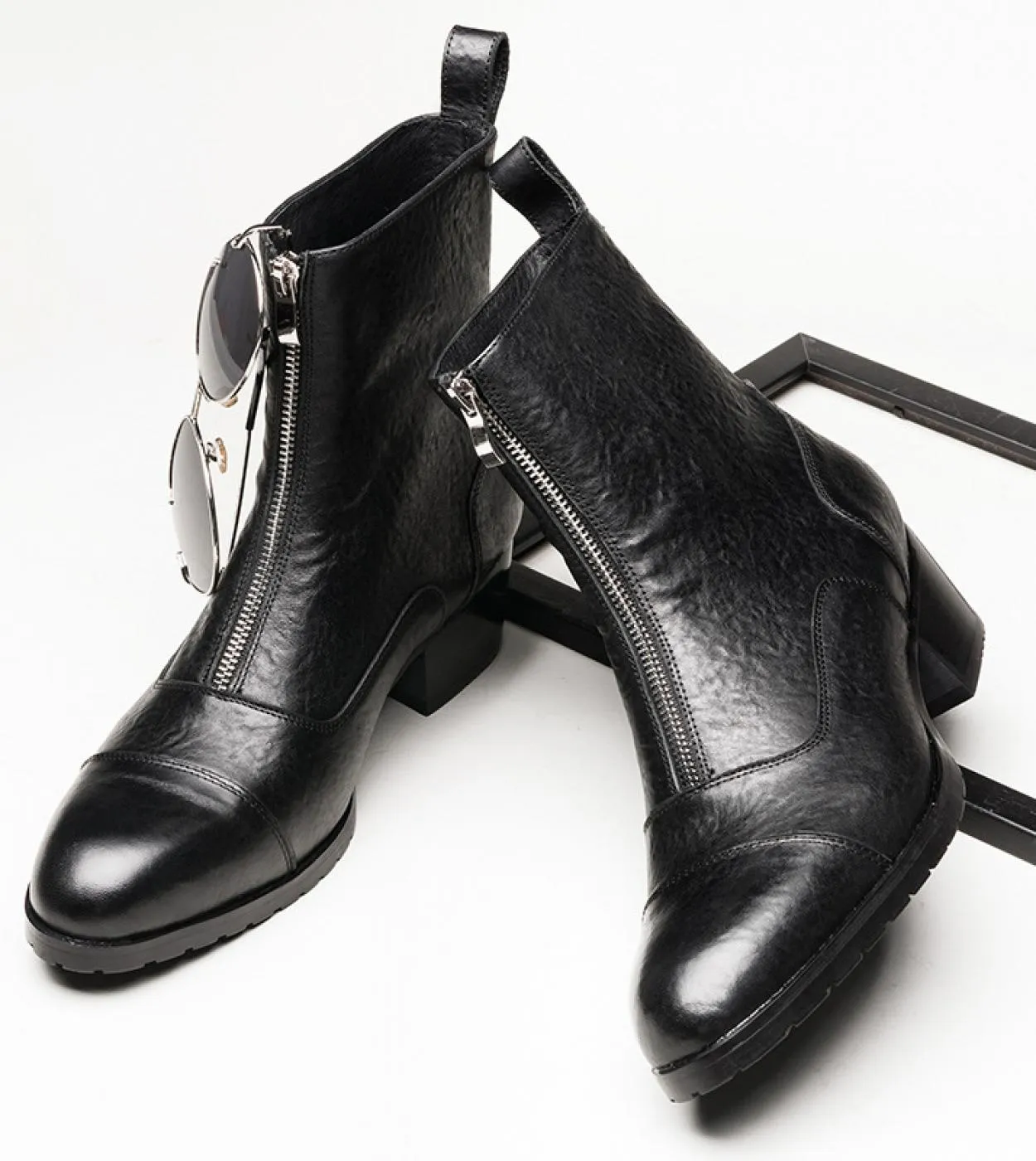 2023 Stivali invernali da uomo Scarpe calde in pelle di mucca di lusso con tacco da 5 cm Fashion Black British Style Zipper Chel