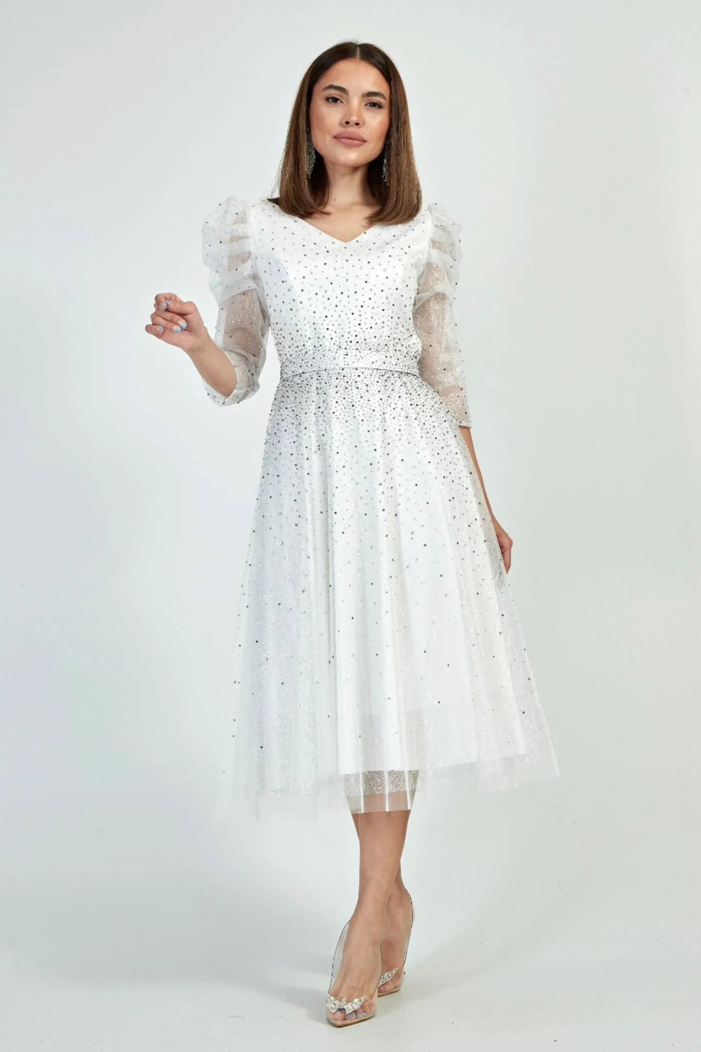 Abito bianco da cerimonia lunghezza midi in tulle lamè e chiffon decorato di brillantini