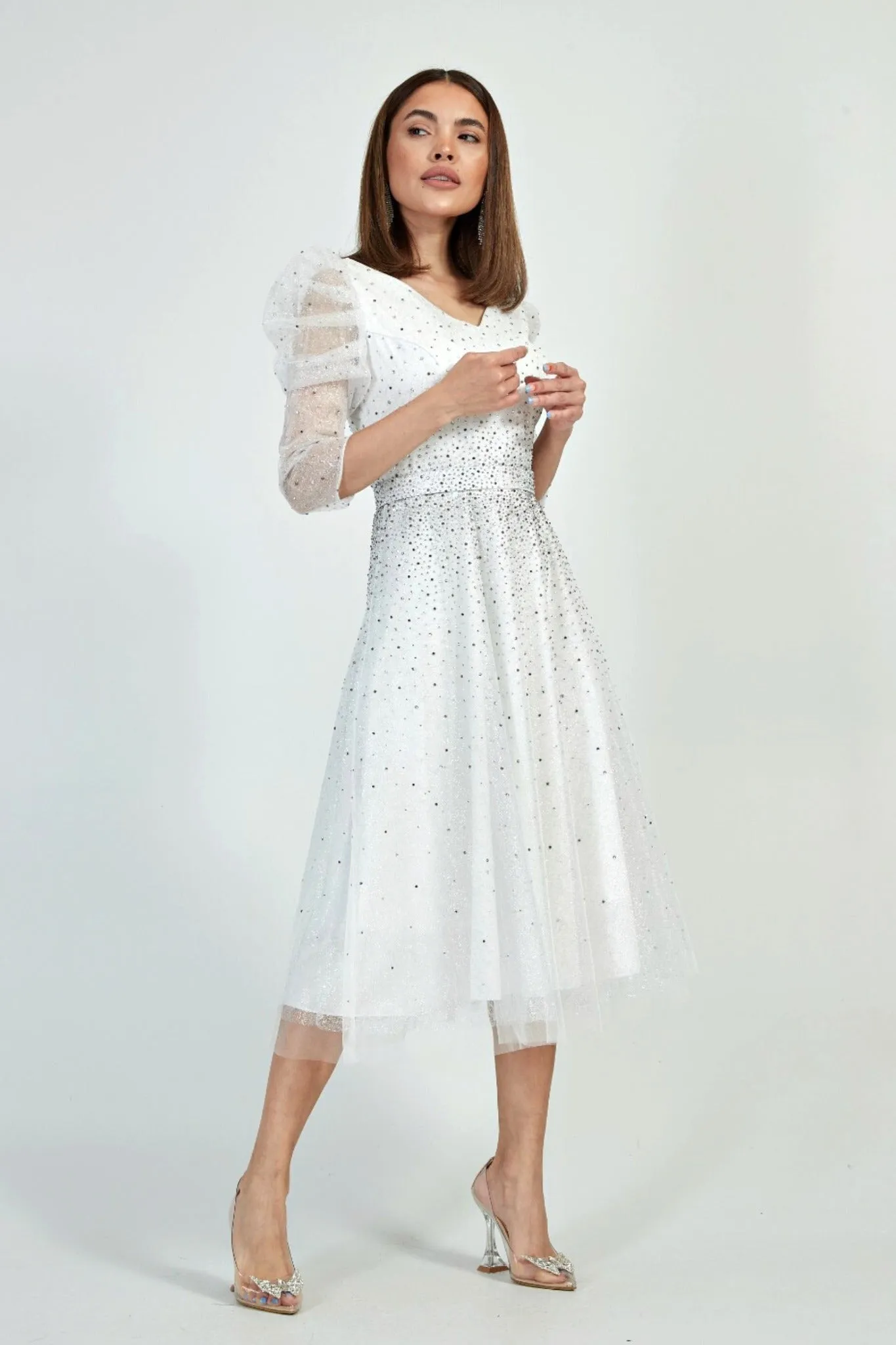 Abito bianco da cerimonia lunghezza midi in tulle lamè e chiffon decorato di brillantini