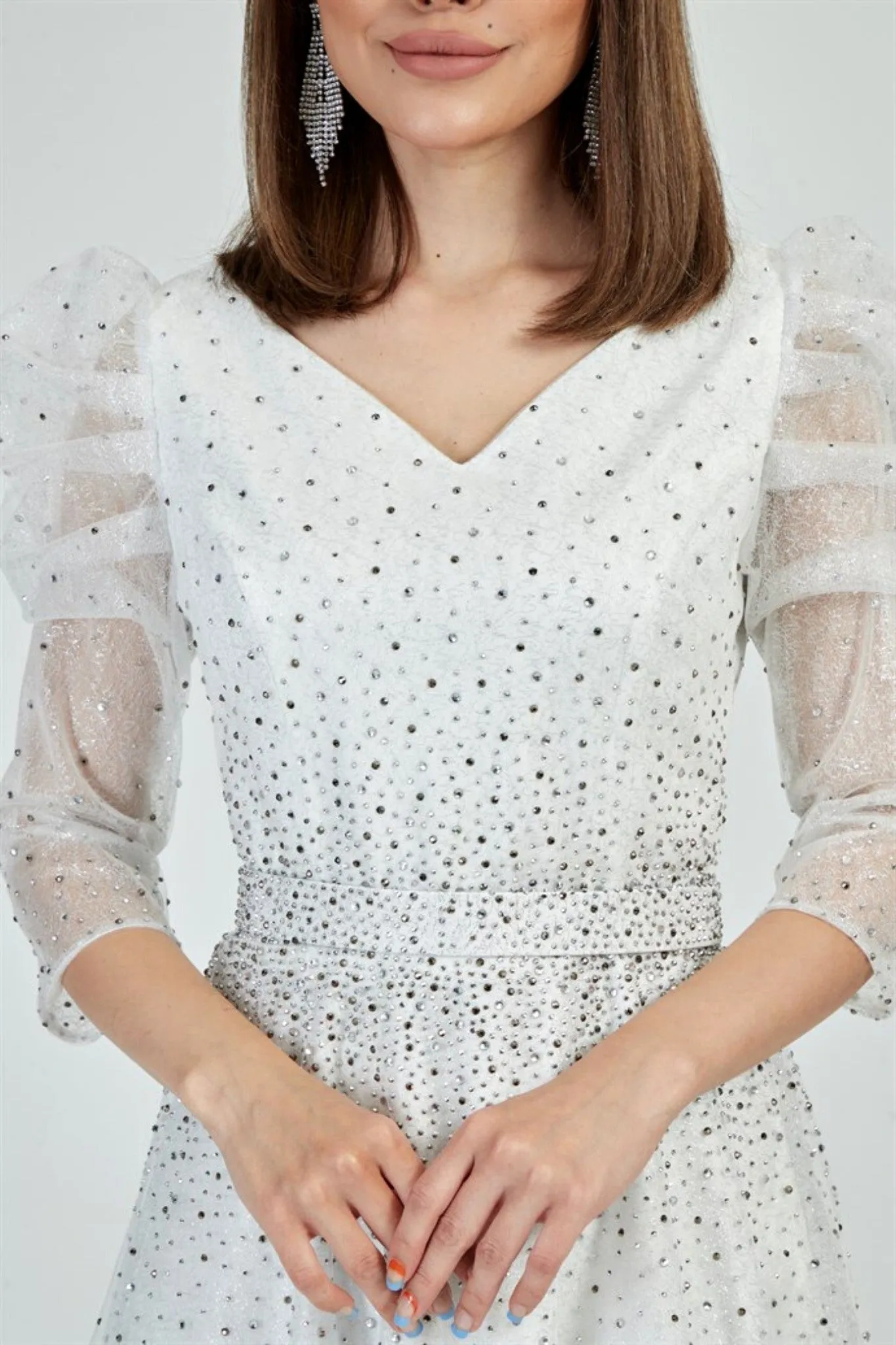 Abito bianco da cerimonia lunghezza midi in tulle lamè e chiffon decorato di brillantini
