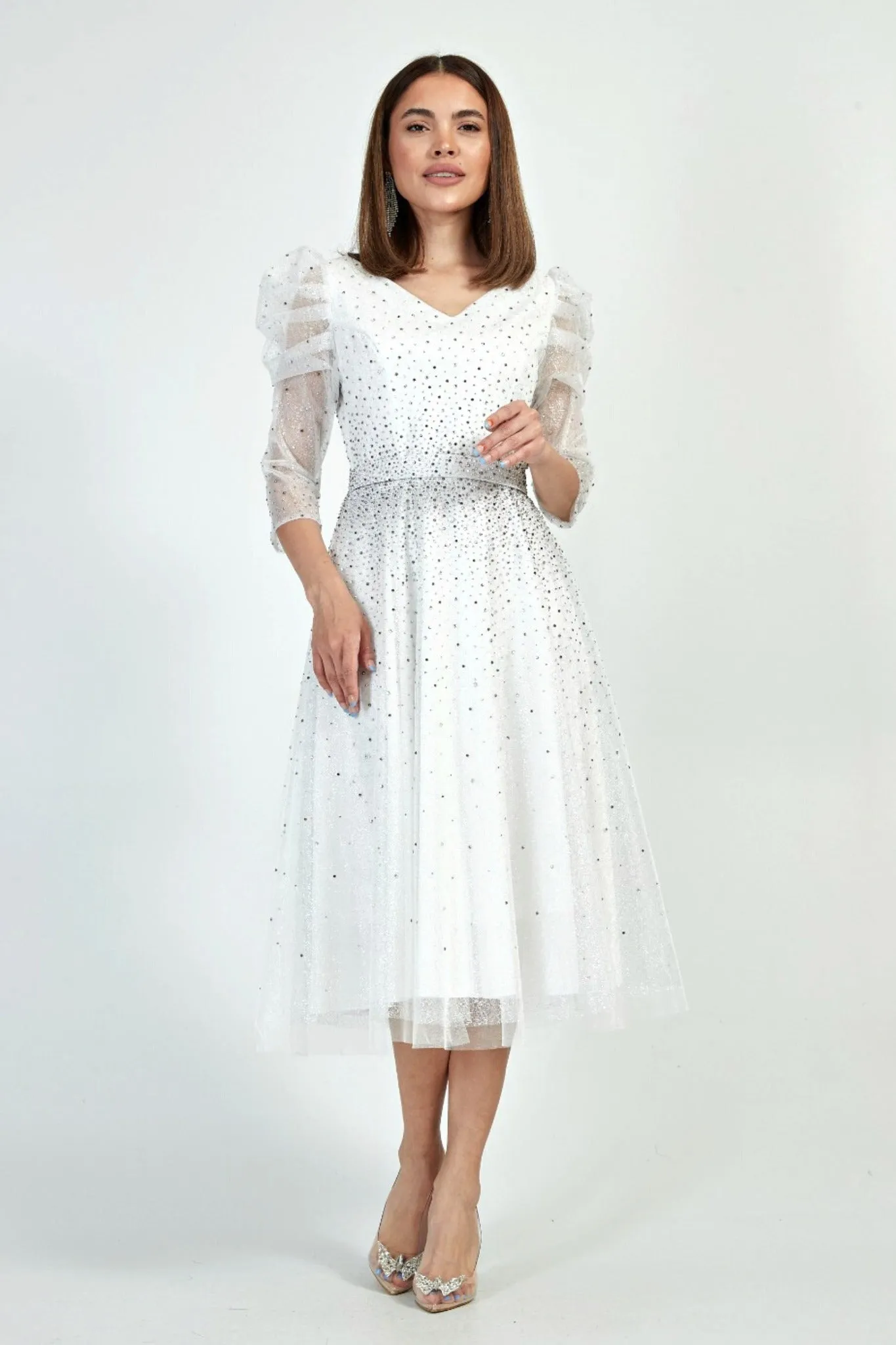 Abito bianco da cerimonia lunghezza midi in tulle lamè e chiffon decorato di brillantini