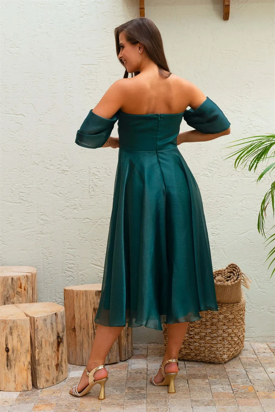 Abito verde smeraldo svasato midi in organza con scollo a cuore e maniche cadenti