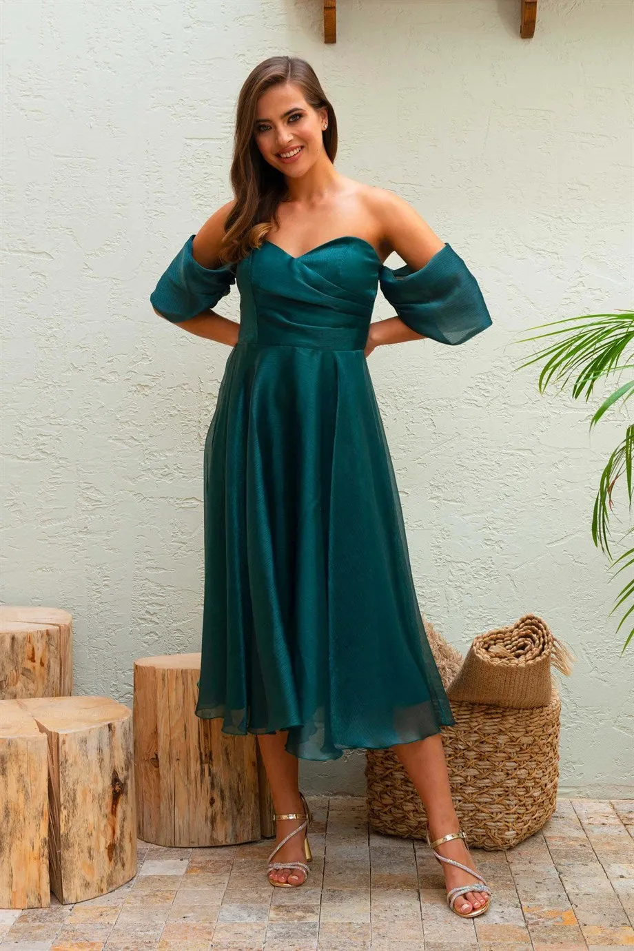 Abito verde smeraldo svasato midi in organza con scollo a cuore e maniche cadenti