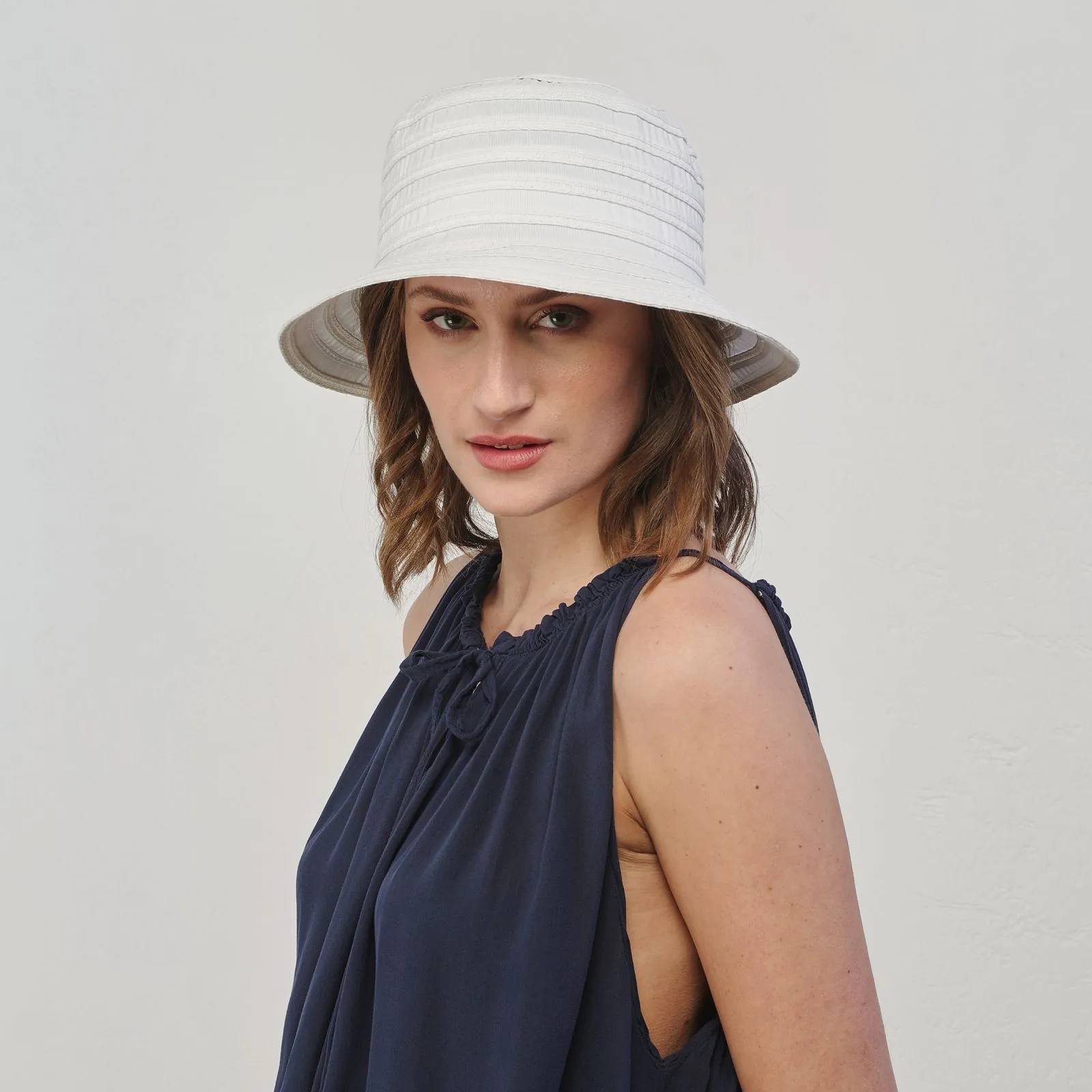 Cappello bianco in tessuto