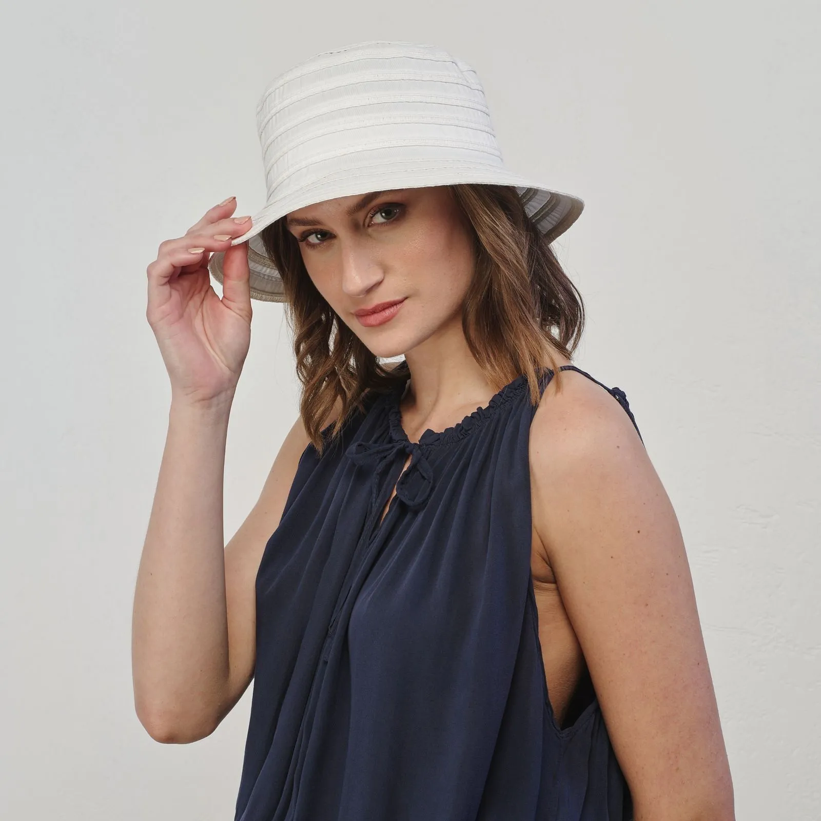 Cappello bianco in tessuto