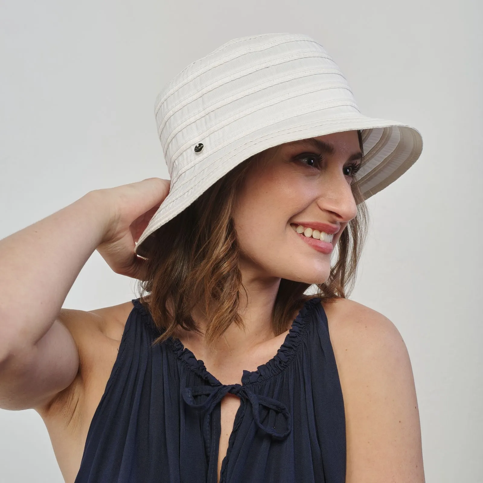 Cappello bianco in tessuto