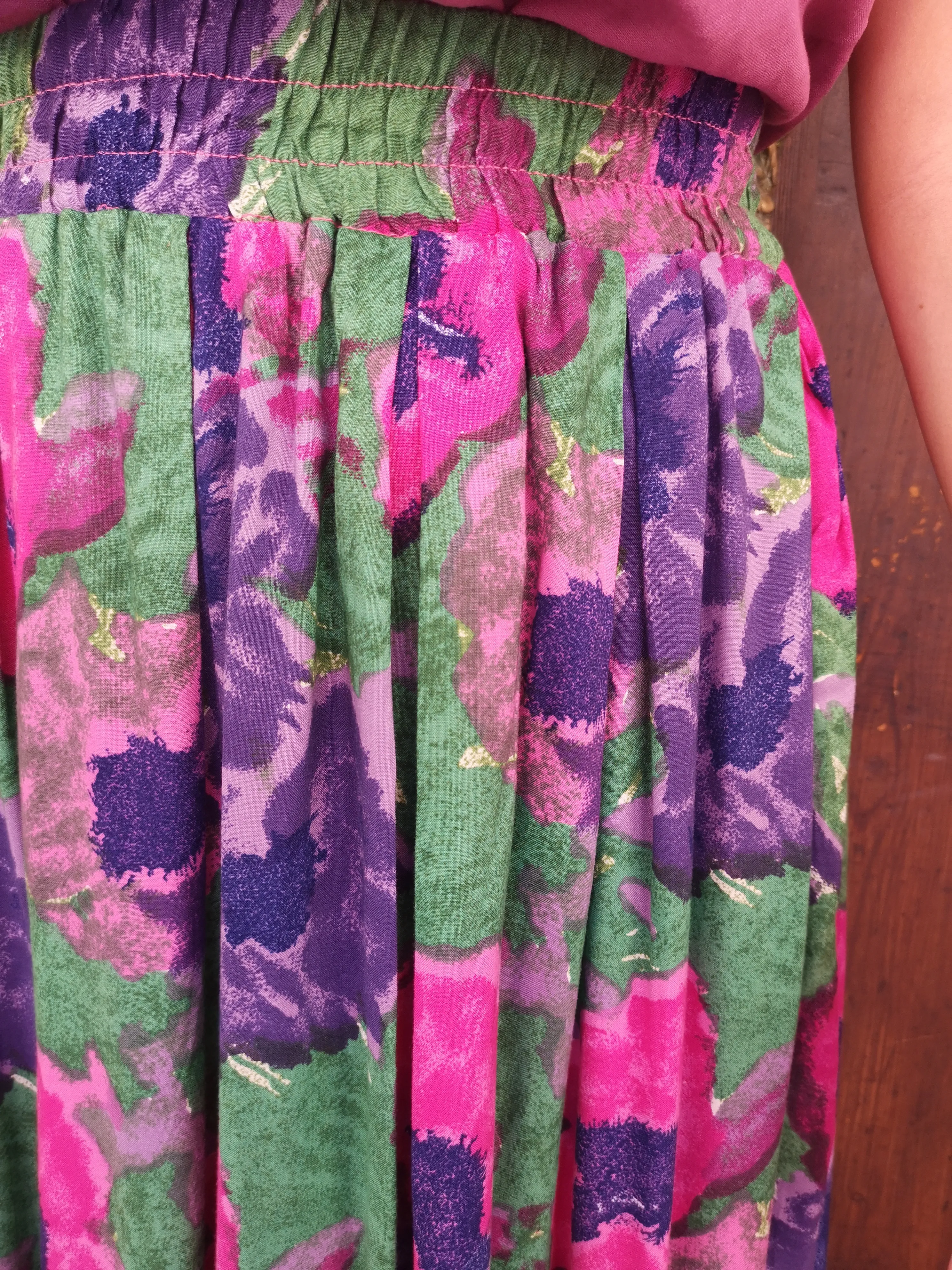 Gonna midi in viscosa stampa floreale magenta e verde