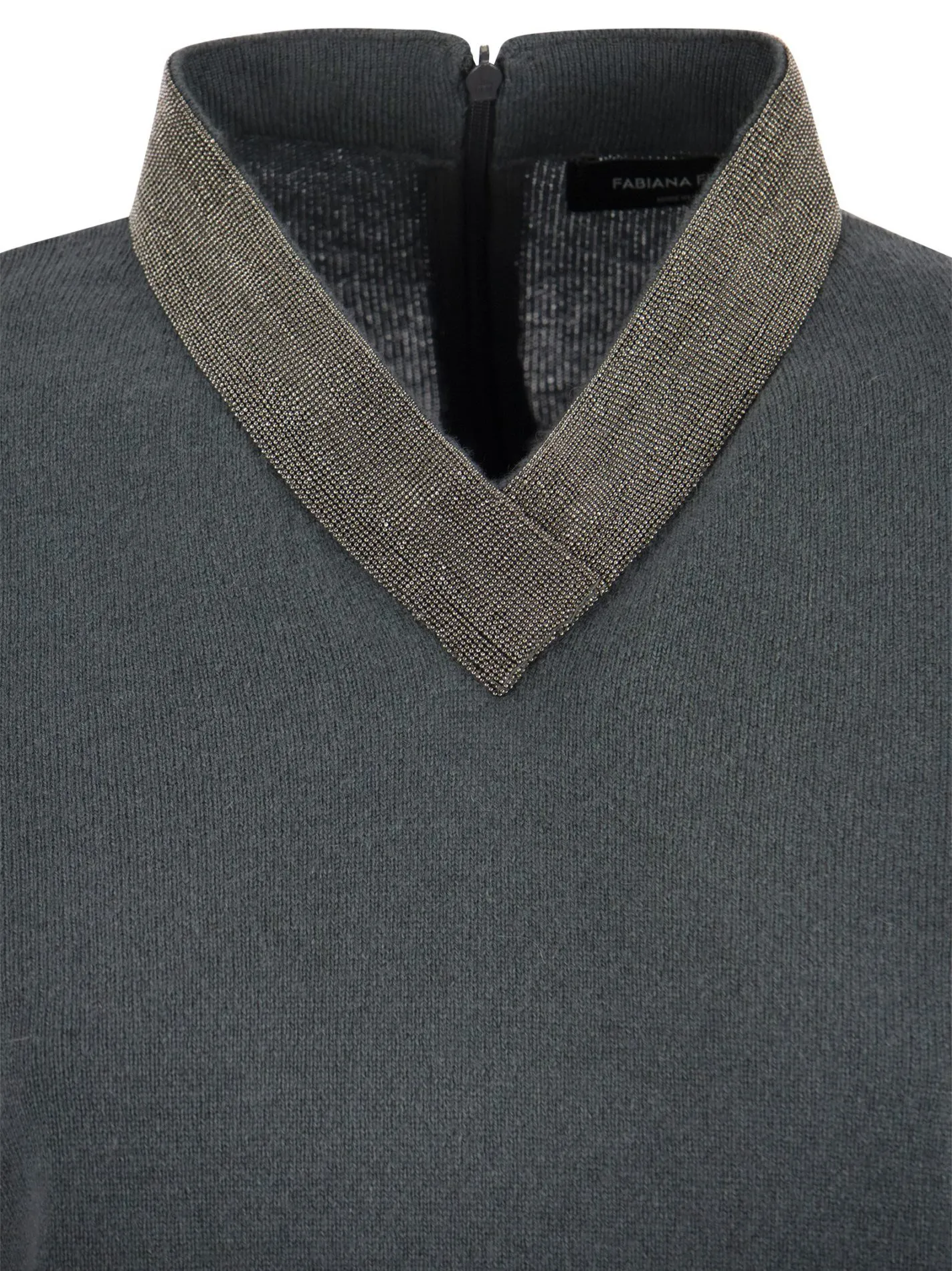 Maglia scollo a V con monile