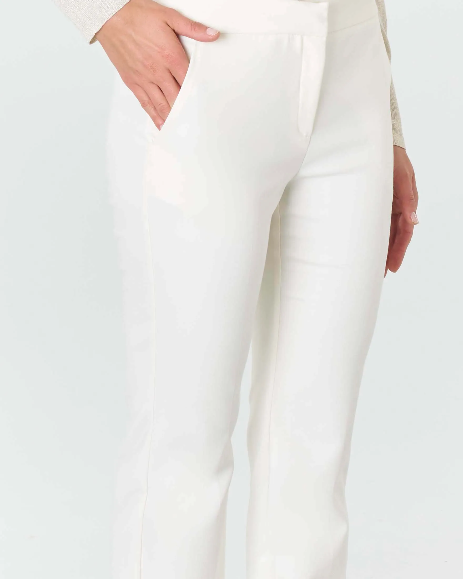 Pantaloni color panna in misto cotone stretch dalla linea flare al fondo