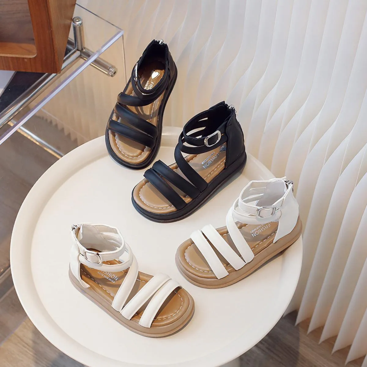 Sandali da ragazza estivi di alta qualità Principessa Nuovi sandali dal design semplice Bambini Scarpe con plateau completamente