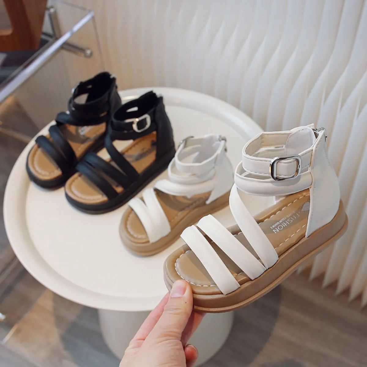 Sandali da ragazza estivi di alta qualità Principessa Nuovi sandali dal design semplice Bambini Scarpe con plateau completamente