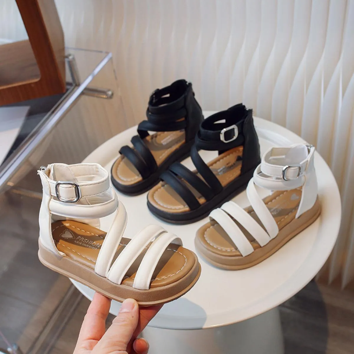 Sandali da ragazza estivi di alta qualità Principessa Nuovi sandali dal design semplice Bambini Scarpe con plateau completamente
