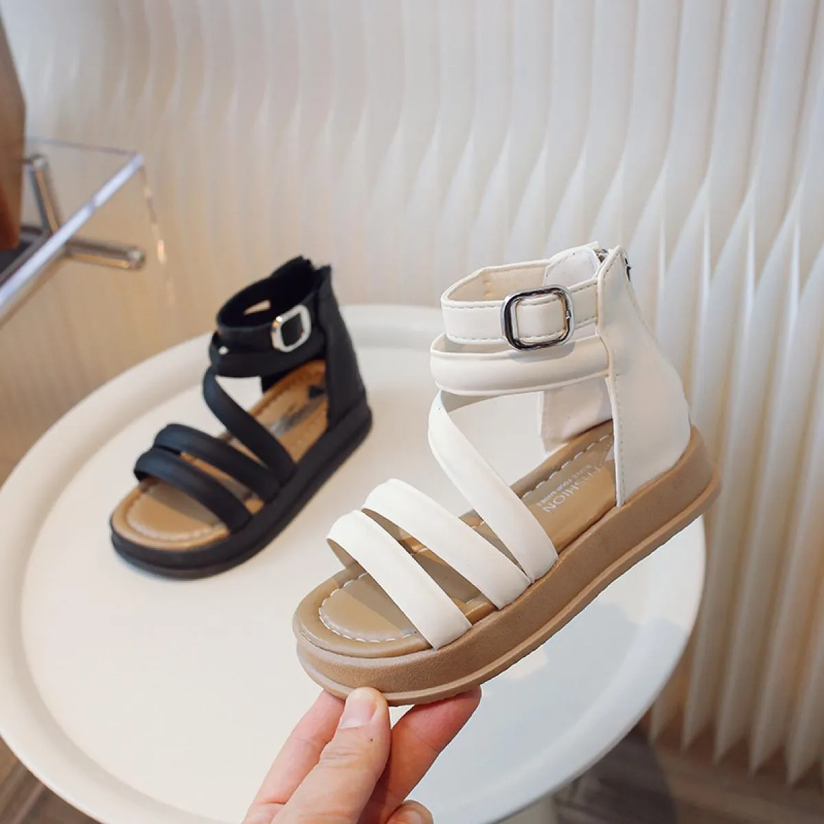 Sandali da ragazza estivi di alta qualità Principessa Nuovi sandali dal design semplice Bambini Scarpe con plateau completamente
