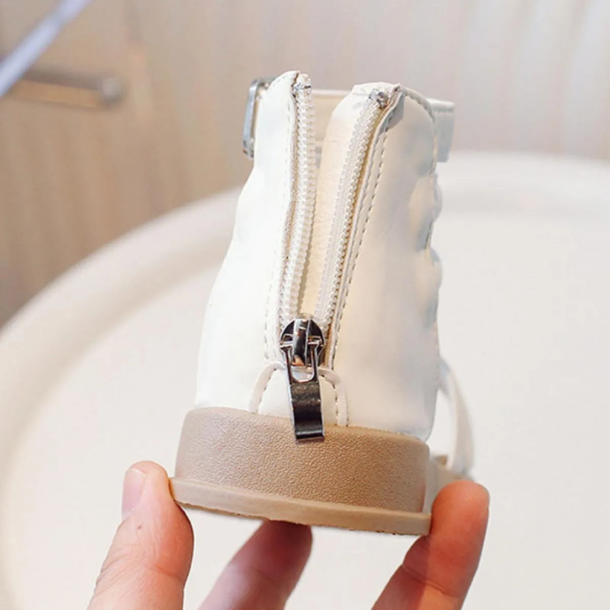 Sandali da ragazza estivi di alta qualità Principessa Nuovi sandali dal design semplice Bambini Scarpe con plateau completamente