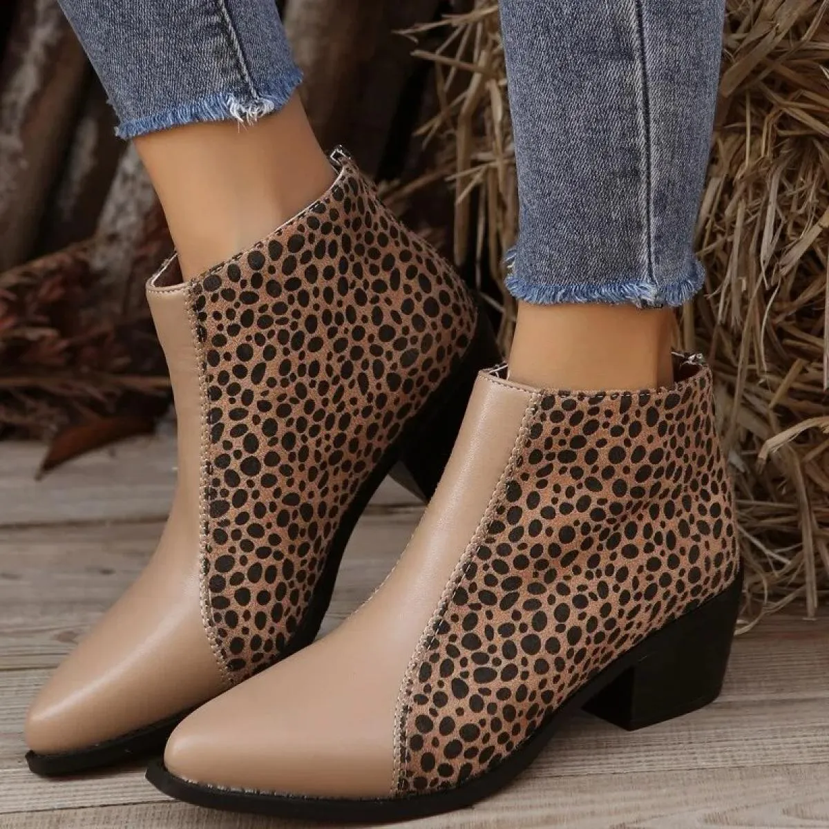 Scarpe da donna 2023 Stivali da donna di nuova moda Scarpe casual in pelle Punta a punta colorata Tacco quadrato Caviglia classi