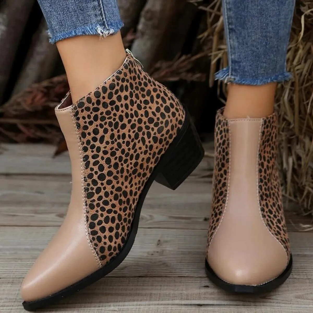 Scarpe da donna 2023 Stivali da donna di nuova moda Scarpe casual in pelle Punta a punta colorata Tacco quadrato Caviglia classi