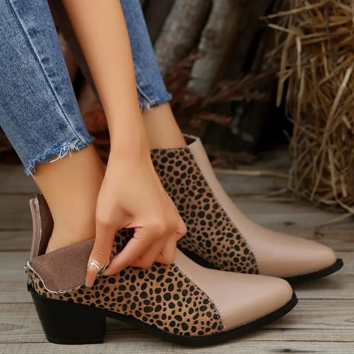 Scarpe da donna 2023 Stivali da donna di nuova moda Scarpe casual in pelle Punta a punta colorata Tacco quadrato Caviglia classi