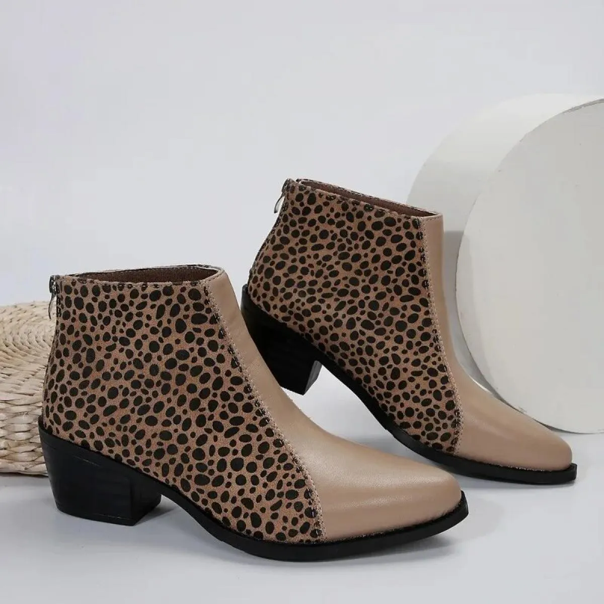 Scarpe da donna 2023 Stivali da donna di nuova moda Scarpe casual in pelle Punta a punta colorata Tacco quadrato Caviglia classi