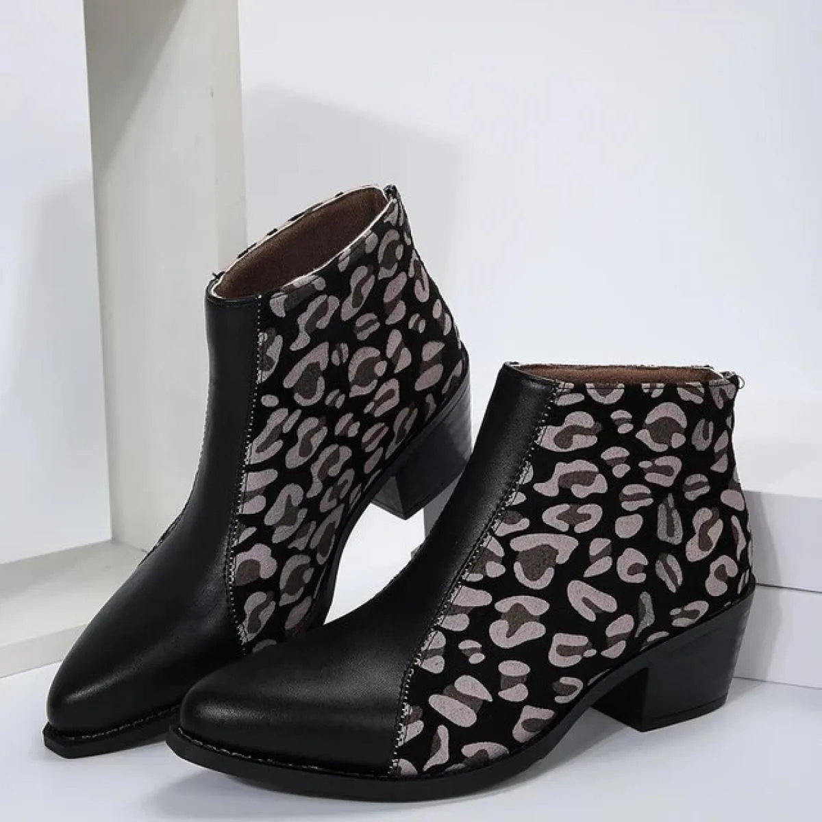Scarpe da donna 2023 Stivali da donna di nuova moda Scarpe casual in pelle Punta a punta colorata Tacco quadrato Caviglia classi
