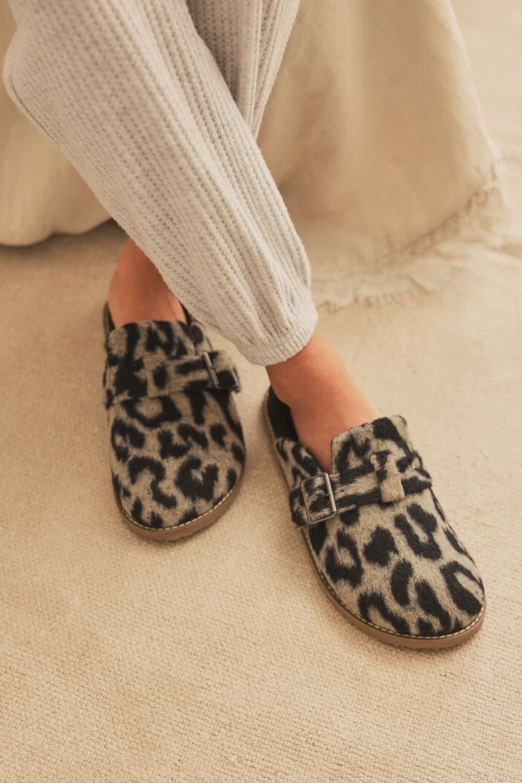 Stampa animalier  - Pantofole a ciabatte con soletta in pelliccia sintetica e fibbia