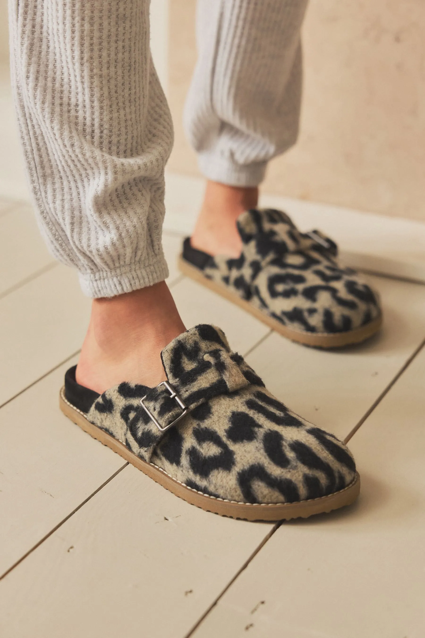 Stampa animalier  - Pantofole a ciabatte con soletta in pelliccia sintetica e fibbia