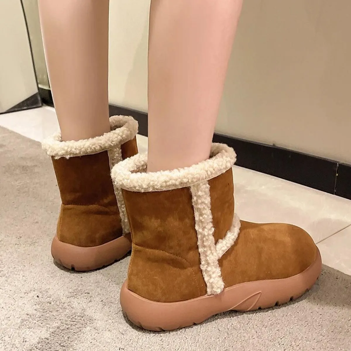 Stivali da neve moderni in pelle scamosciata di mucca Scarpe basse più vendute Inverno antiscivolo Testa tonda Tacco basso Tinta