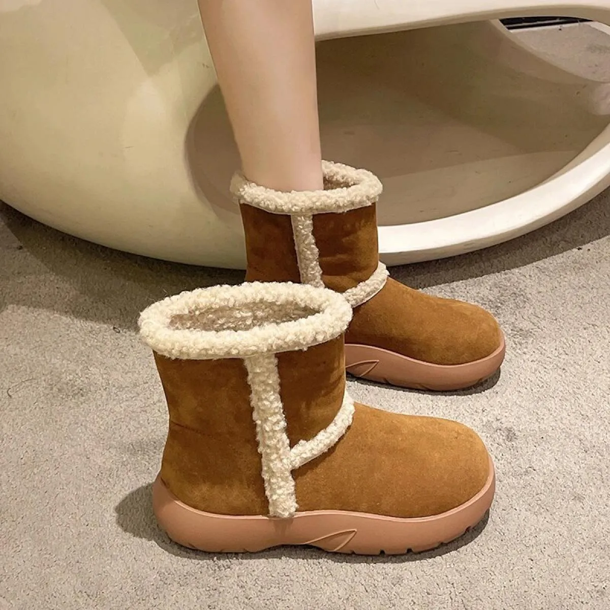 Stivali da neve moderni in pelle scamosciata di mucca Scarpe basse più vendute Inverno antiscivolo Testa tonda Tacco basso Tinta