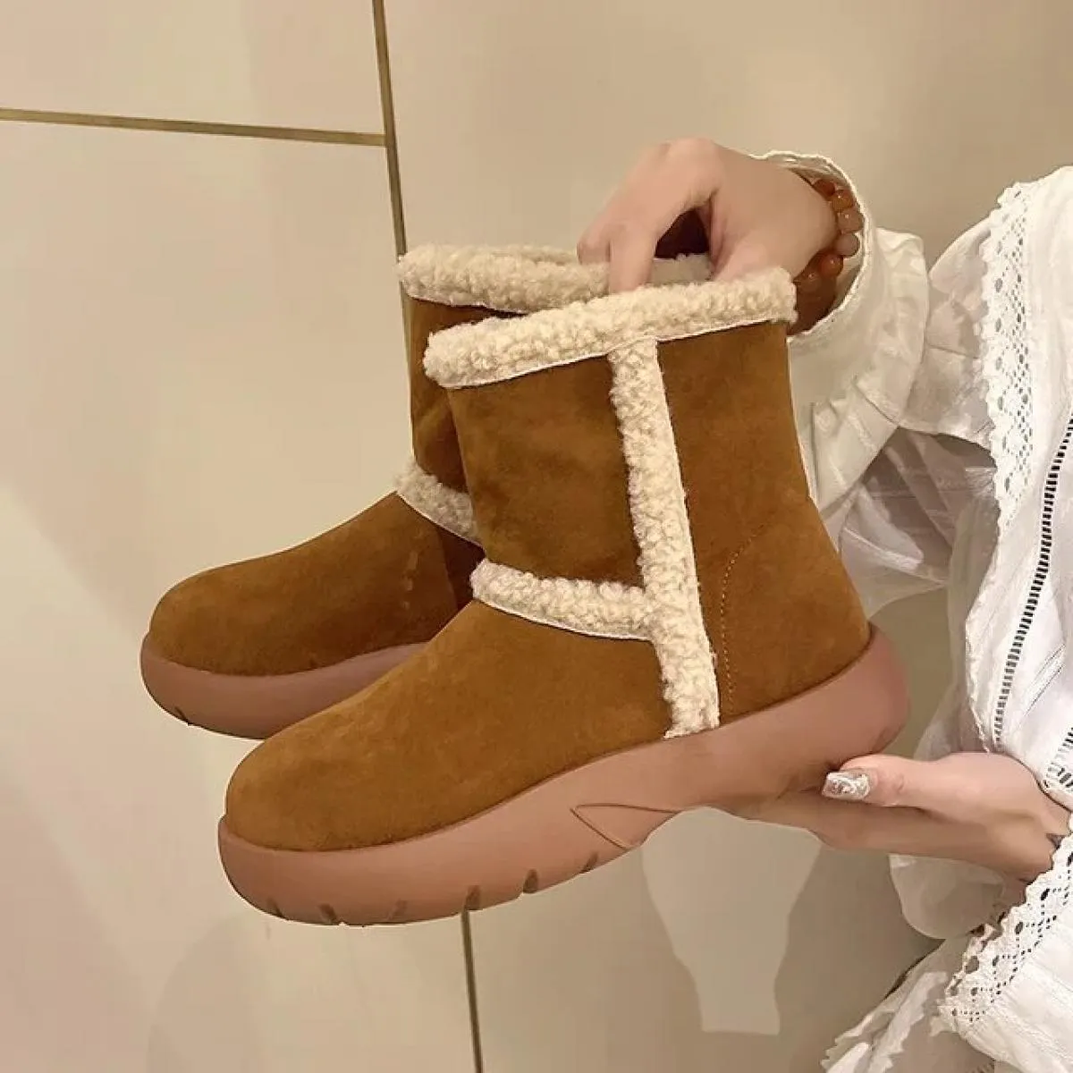 Stivali da neve moderni in pelle scamosciata di mucca Scarpe basse più vendute Inverno antiscivolo Testa tonda Tacco basso Tinta