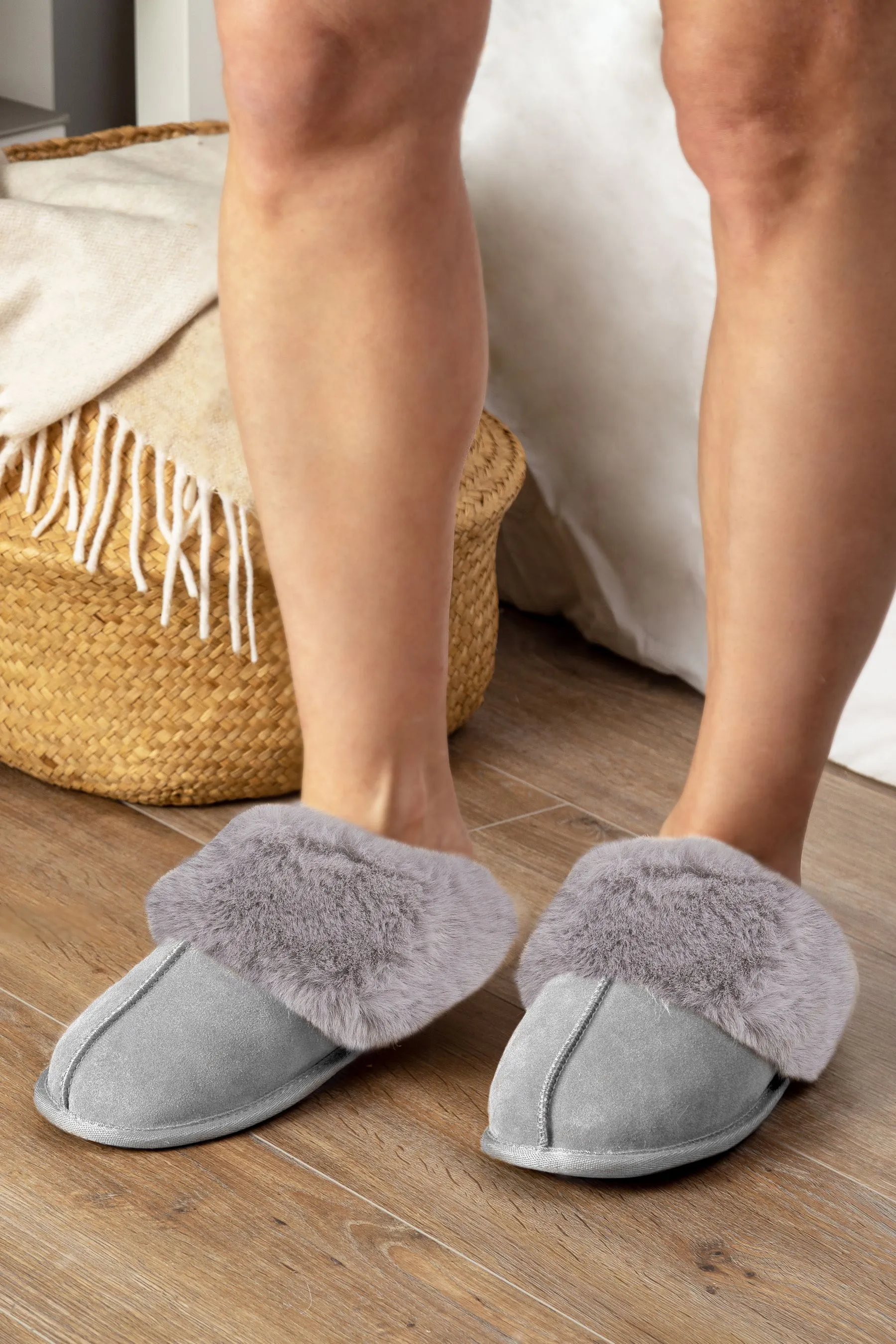 Totes - Isotoner - Pantofole in vero camoscio con polsini in pelliccia sintetica